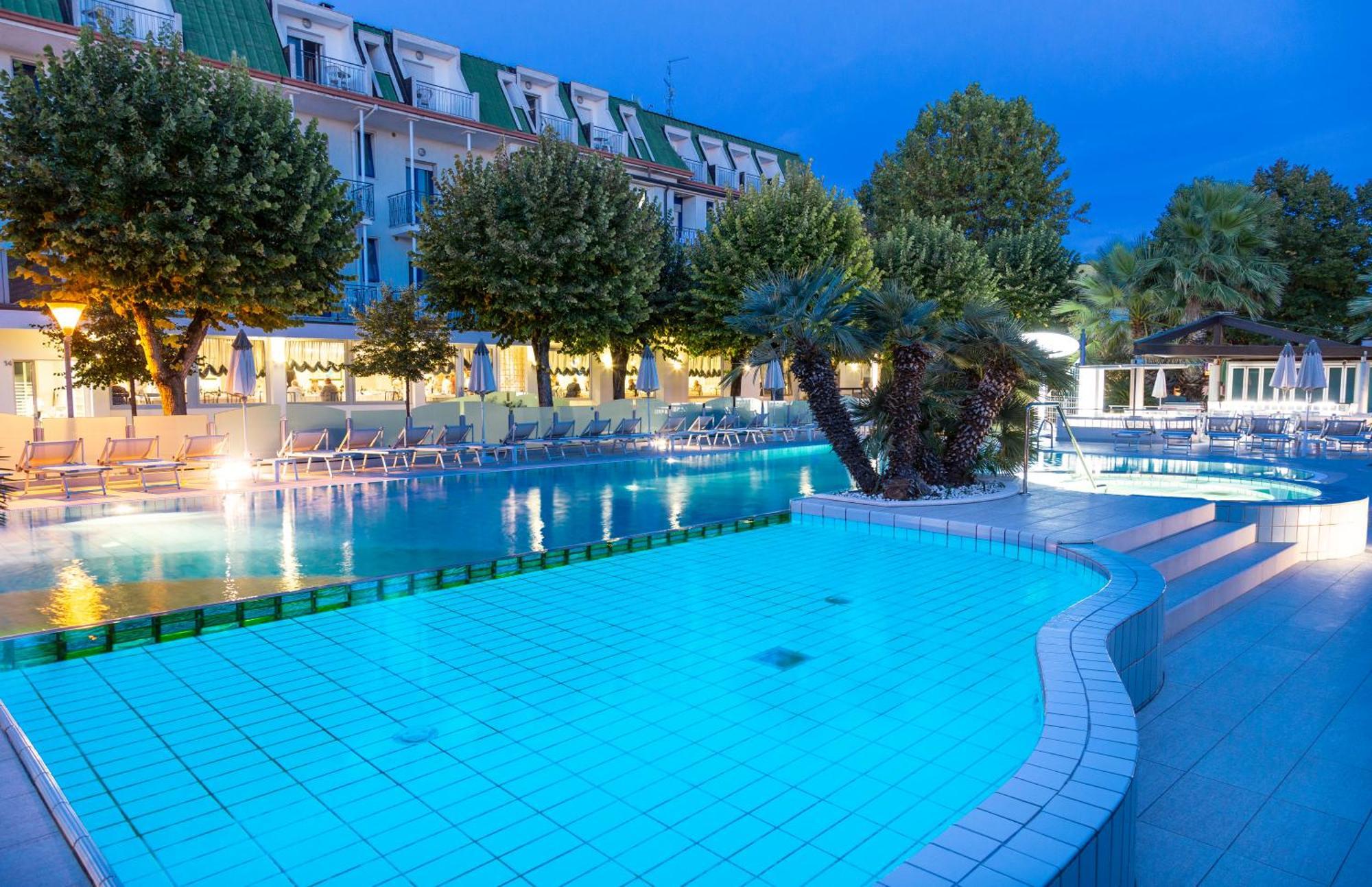 Hotel Paris Resort 벨레지아아지마리나 외부 사진