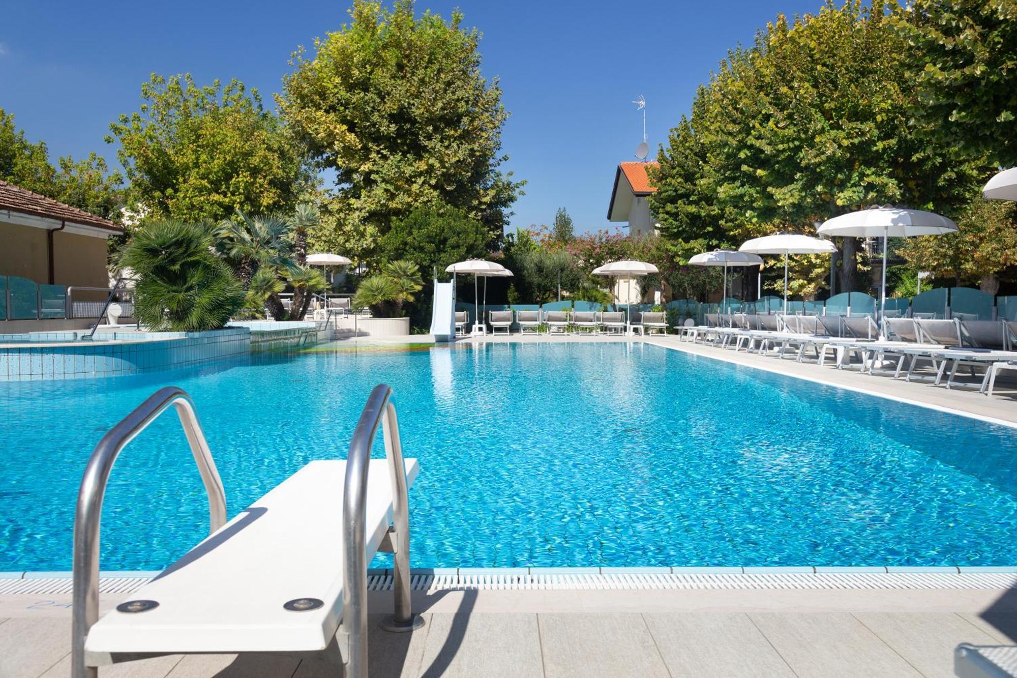 Hotel Paris Resort 벨레지아아지마리나 외부 사진