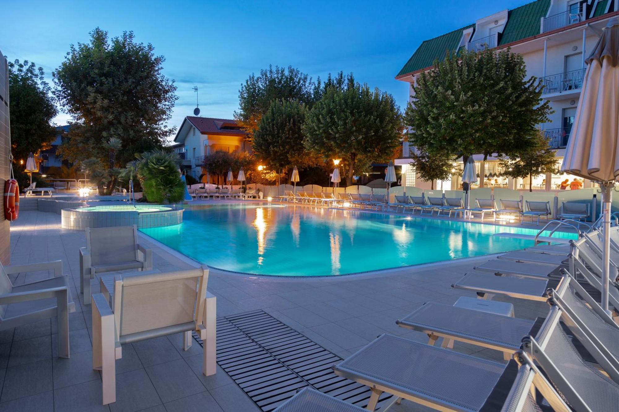 Hotel Paris Resort 벨레지아아지마리나 외부 사진