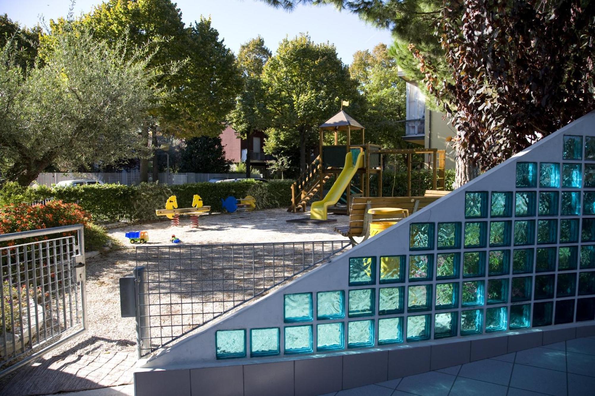Hotel Paris Resort 벨레지아아지마리나 외부 사진