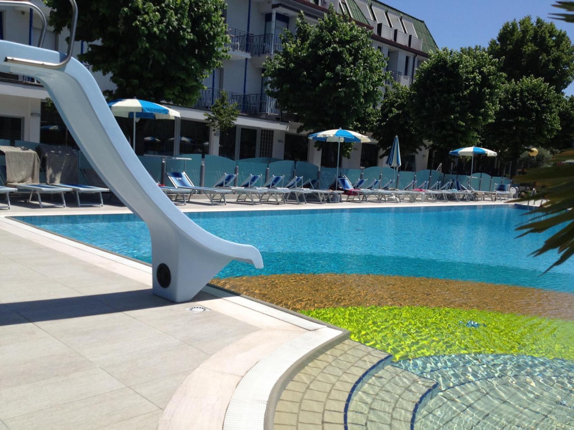 Hotel Paris Resort 벨레지아아지마리나 외부 사진