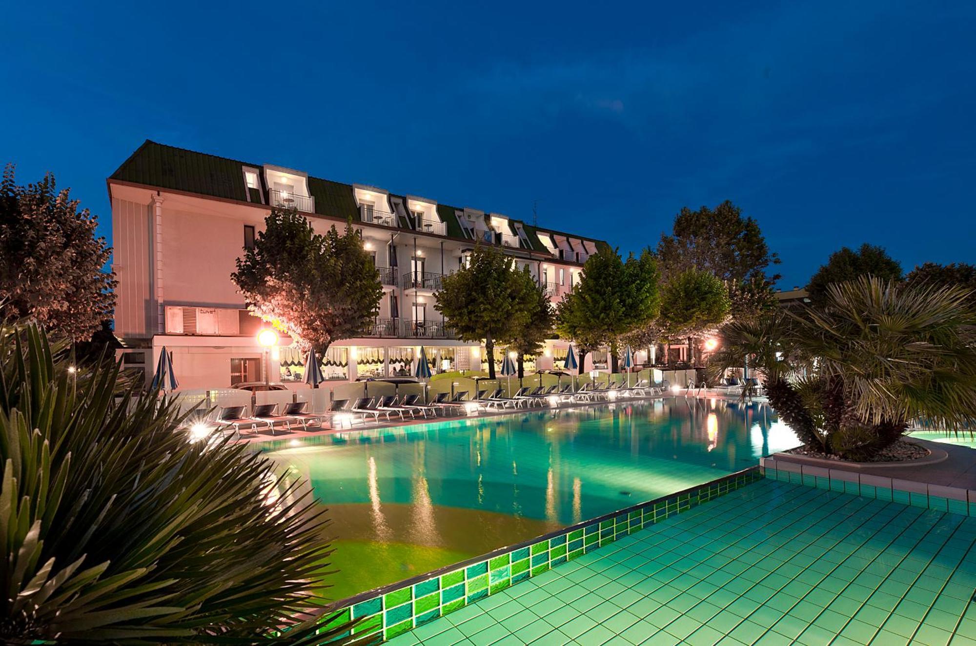 Hotel Paris Resort 벨레지아아지마리나 외부 사진